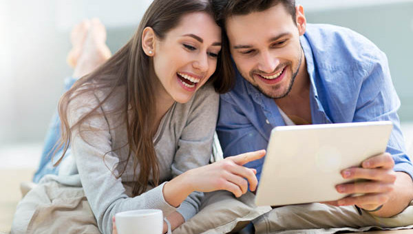 ¿Qué diferencia a una agencia matrimonial de una página de citas?